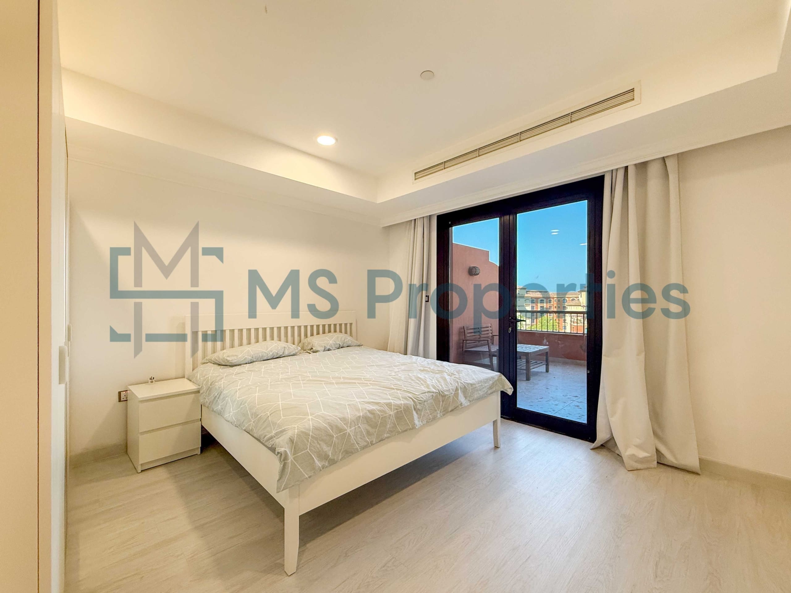 Stylish Studio Flat | Huge Balcony | Bills Included