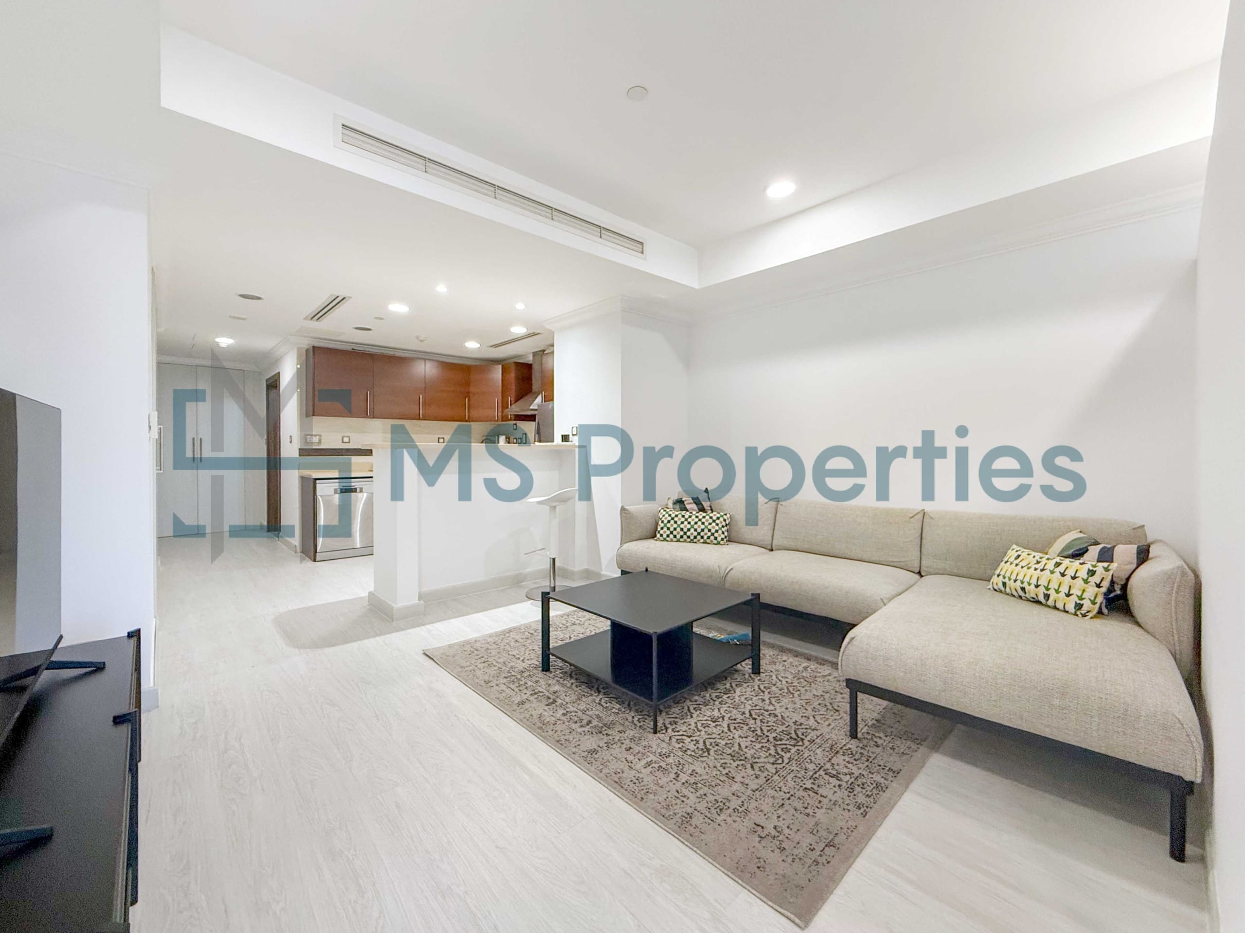 T21_418_-6 Stylish Studio Flat | Huge Balcony | Bills Included